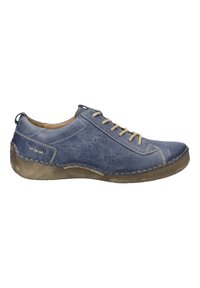Chaussure en cuir bleu avec un profil bas, un laçage, des coutures beiges, des détails perforés sur le côté et une semelle en caoutchouc texturée.