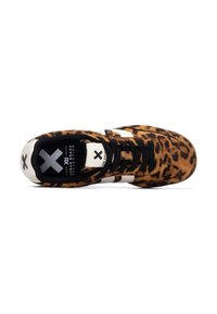 Zapatillas con estampado de leopardo de textura suave, cordones negros, rayas blancas y una puntera blanca en contraste. Presenta una marca en la plantilla.