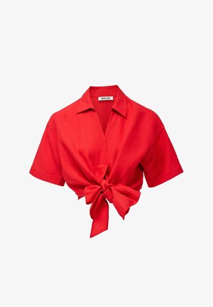 Blouse rouge à manches courtes en tissu léger, dotée d'un col et d'un détail de noeud à l'avant. Conçue avec une coupe décontractée et une texture douce.