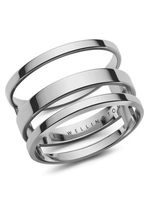 Sølvmetallisk ring med tre sammenflettede bånd med glatte overflader og en poleret finish. Indgraveret branding på den indre ring.