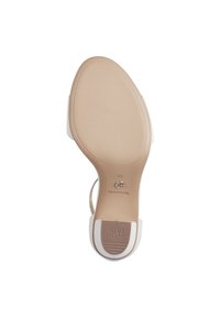 Suela beige ligeramente acolchada con una superficie texturizada, parte superior sintética blanca, diseño de punta abierta y una correa ajustable para un ajuste seguro.