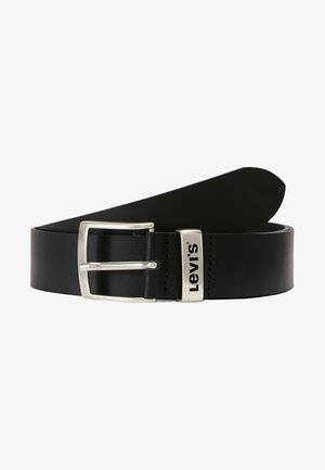 Cinturón de cuero negro con hebilla rectangular plateada y logo de Levi's en una presilla plateada, enrollado en un extremo.
