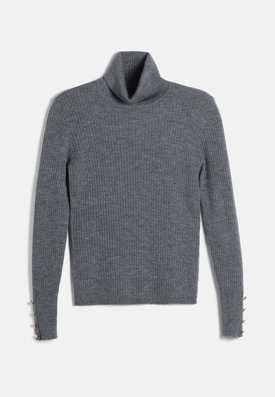 Pull à col roulé en tricot côtelé gris avec manches longues et petits boutons dorés aux poignets, posé à plat sur un fond blanc.