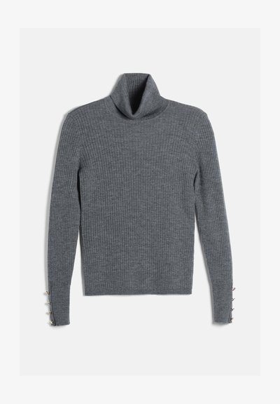 Pull à col roulé en tricot côtelé gris avec manches longues et petits boutons dorés aux poignets, posé à plat sur un fond blanc.