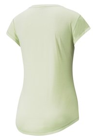 Ljust grön t-shirt med kort ärm, rund halsringning, slät textur, rundad nederkant, avslappnad passform, med diskreta sömnadsdetaljer längs sömmarna.