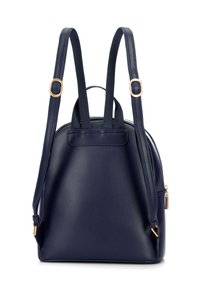 Granatowy plecak z sztucznej skóry z dwoma regulowanymi paskami, złotymi akcentami, okrągłym kształtem i zamkiem błyskawicznym z boku.