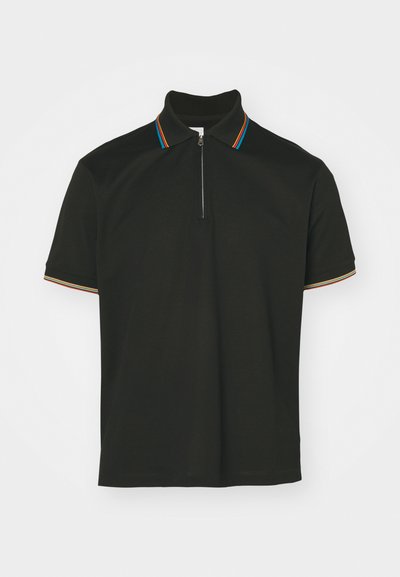 Pólo preto com colarinho com fecho éclair e riscas multicoloridas. Manga curta e textura suave de algodão.