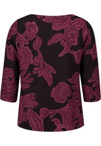 Camiseta de manga larga en burdeos oscuro con un patrón floral en tonos más oscuros. Textura suave, cuello redondo y mangas de tres cuartos.