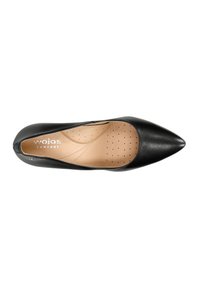 Décolleté nera in pelle con punta affusolata e finitura liscia, inserto in contrasto in marrone chiaro con dettagli perforati e design minimalista.