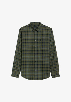 Zielona koszula w kratę wykonana z tkaniny, z kołnierzykiem na guziki, długimi rękawami, pojedynczą kieszenią na piersi oraz niebieskimi akcentami w wzorze.