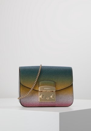Bolso pequeño rectangular con acabado degradado de purpurina en verde, dorado y rosa, con asa de cadena dorada y cierre.