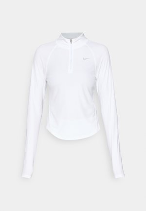 Baltas ilgomis rankovėmis sportinis marškinėlis su pusiau užtrauktuku, pagamintas iš lygaus, lengvo audinio; turi subtilų logotipą ant krūtinės.