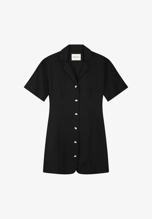 Schwarzes, kurzärmeliges Hemdkleid mit Knöpfen, Kragen und taillierten Details, flach auf weißem Hintergrund präsentiert.