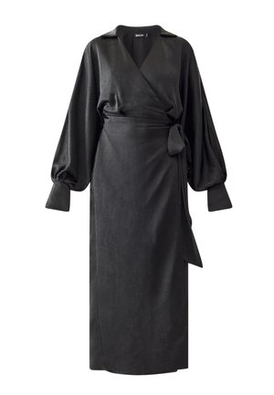 Robe portefeuille noire en tissu lisse. Dotée d'un décolleté en V profond, de longues manches bouffantes et d'un lien à la taille pour un ajustement.