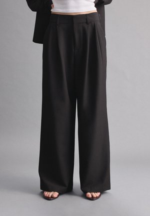 Stradivarius WIDE-LEG SMART TROUSERS WITH BUTTONS 04536428 - Pantaloni - black