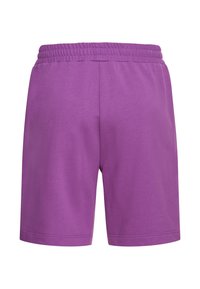 Shorts violets en tissu doux avec une ceinture élastique. Coupe droite et ourlet en bas. Pas de poches ni d'ornements supplémentaires.