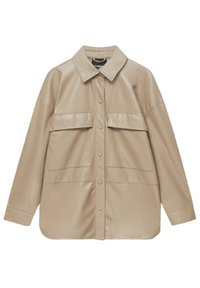 Veste-chemise en simili cuir beige avec col à revers, fermeture à boutons et deux grandes poches poitrine. Elle présente une coupe décontractée et des coutures ton sur ton.