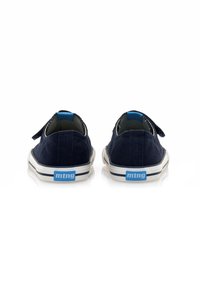 Marineblaue Segeltuchschuhe mit weißen Gummisohlen, ausgestattet mit einem Klettverschluss und blauen Logostreifen an Ferse und Zunge.