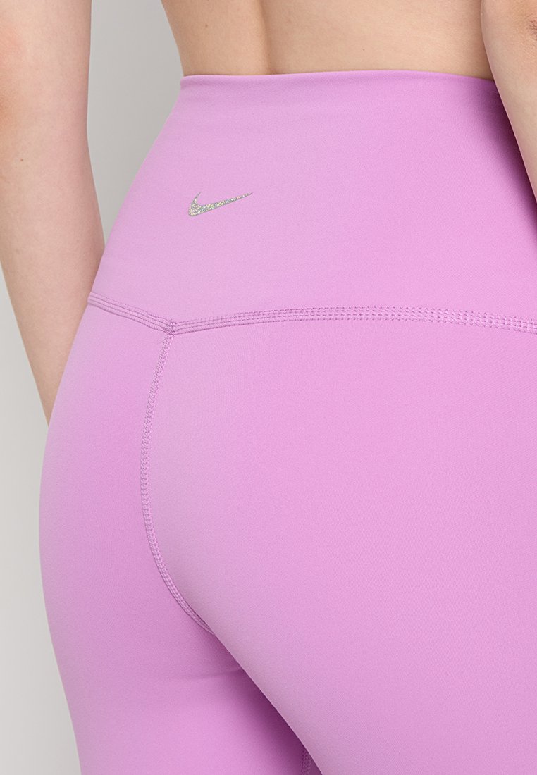 Leggings viola a vita alta realizzati in tessuto elasticizzato, con un piccolo logo Nike argento sul retro e cuciture piatte per il massimo comfort.