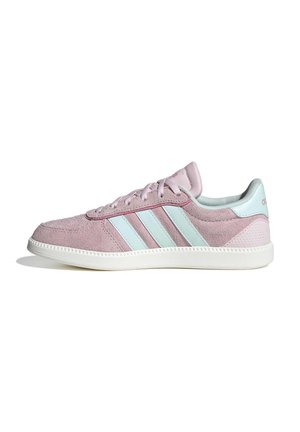 Sneaker rosa in suede con suola in gomma bianca e tre strisce azzurro chiaro sul lato.