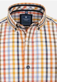 Kariertes Button-Up-Hemd mit orange-blau-weißer Plaid-Musterung. Baumwollstoff mit klassischem Kragen und dunklen Knopfakzenten.