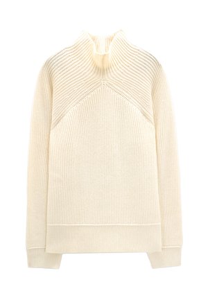 Kremowy sweter z dzianiny z wysokim kołnierzem, charakteryzujący się prążkowaną teksturą, opadającymi ramionami i szerokimi mankietami. Prosty dół.