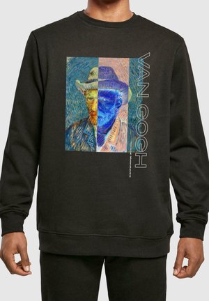 Chemise noire à manches longues avec un graphisme d'autoportrait de Van Gogh en couleurs divisées bleu et tons naturels, texte vertical "VAN GOGH" sur le côté droit.