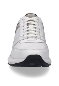 Bílé sportovní boty s panelováním z síťoviny a kůže, kulatá špička, šněrování a černá gumová podrážka. Texturovaný svršek s kontrastními šedými akcenty.