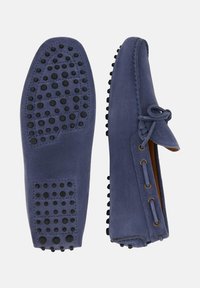 Navy zilu zamšas loafers ar gumijas sīku zoli, kas nodrošina saķeri, stiprinājumu ar sasietu šņorīti un gludu sānu šuvju apdari, lai nodrošinātu elegantu izskatu.