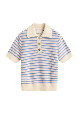 Πλεκτό πόλο με κοντά μανίκια, ριμπ κρεμ γιακά και μανσέτες, οριζόντιες ρίγες σε μπλε και ροζ, και τρία μπεζ κουμπιά στη λωρίδα κουμπώματος.