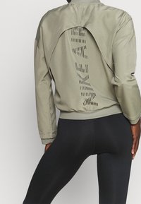 Nike Performance Laufjacke - grey