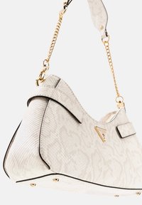 Witte gestructureerde handtas met een subtiel patroon, voorzien van gouden hardware accenten en een kettingband. Inclusief merklogo en platte handgrepen.