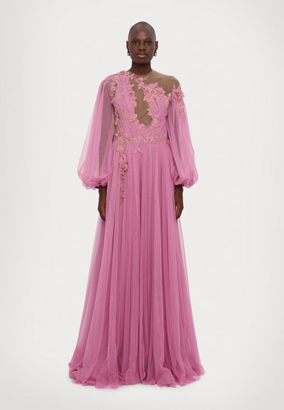 Lang, vloeiend roze tule jurk met een doorschijnende bodice en één lange mouw, voorzien van bloemenapplicaties en een diepe halslijn.