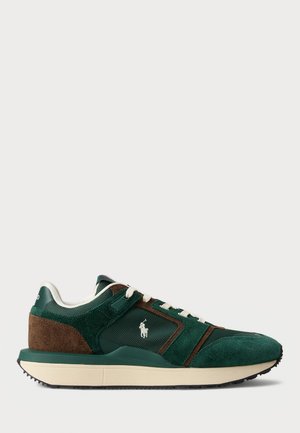 Baskets en daim et mesh vert foncé et marron avec des lacets blancs, une semelle intermédiaire crème, une semelle noire et un logo joueur de polo blanc sur le côté.