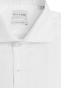 Camisa de vestir blanca para hombre con cuello spread, cierre frontal con botones y etiquetas visibles que muestran la marca "Dan John" y la talla 15½ 40.