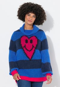 Strickpullover mit Kragen, der horizontale blaue und marinefarbene Streifen, ein großes pinkfarbenes Herzmuster und rote Akzentuierungen an den Ärmeln und dem Saum aufweist.