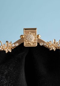 Clutch din catifea neagră cu un cadru aurit. Prezintă accente florale și de fluturi, împodobită cu cristale clare și detalii cu un închizător floral.