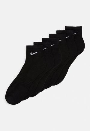 Meias pretas até ao tornozelo, conjunto de seis. Feitas de tecido suave, com punho canelado, apresentam o logótipo branco da Nike em cada meia. Altura padrão de crew.
