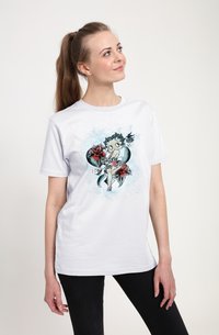 Hvid bomulds t-shirt med et farverigt grafisk design af en karakter med roser og detaljer, korte ærmer og en løstsiddende pasform.