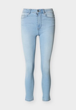Jean skinny bleu clair taille haute avec fermeture à bouton et glissière, poches avant et arrière, présenté sur un fond blanc.