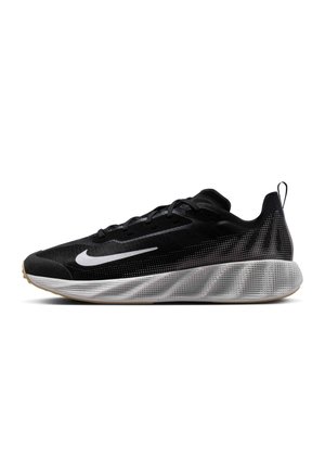Lavtop sort løbesko med hvidt Nike-logo, polstret hvid sål med tekstureret mønster og trækstrop ved hælen.