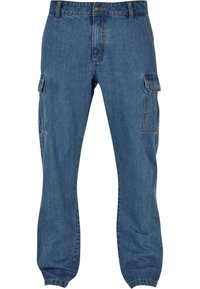 Pantalones cargo de mezclilla azul con bolsillos laterales, un ajuste holgado y cierre de botón en la cintura. Tela texturizada con costuras visibles.