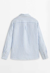 Ljusskär och vit randig långärmad skjorta med krage, knappade ärmslut och veckdetalj på baksidan.