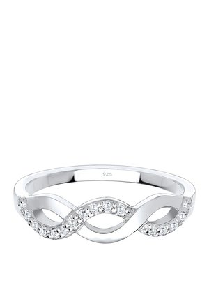 Sterling sølv ring med sammenflettet design, der har klare ædelstene indsat på den ene side, poleret overflade og strømlinet form.