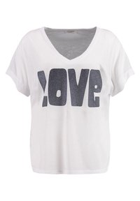 Camiseta blanca de manga corta con cuello en V y texto negro brillante "LOVE" en la parte frontal. Tejido suave con un ajuste holgado y cuadrado.