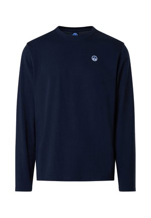 Camiseta de manga larga y cuello redondo color azul marino con un pequeño logo redondo en el pecho izquierdo que muestra direcciones de una brújula.