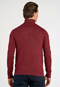 Burgundy polokrage tröja i en slät stickad textur, med långa ärmar och ribbade fållar, med en enkel design och åtsittande silhuett.