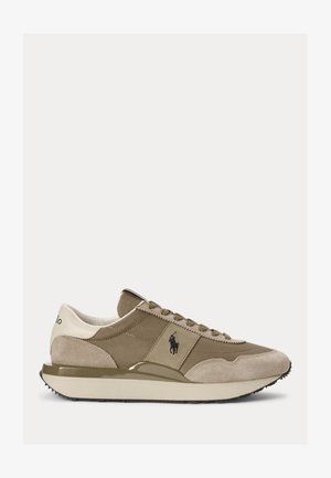 Sneaker in camoscio e nylon color taupe con accenti crema, frontale con lacci, suola imbottita e logo ricamato di un giocatore di polo nero sul lato.