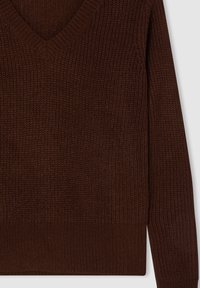 Pullover lavorato a maglia marrone con scollo a V, caratterizzato da un motivo testurizzato e da polsini e orlo a coste, che creano un aspetto accogliente.
