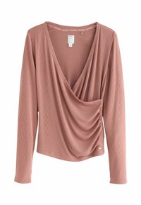 Långärmad topp med djup V-hals i mjukt rosa ribbat tyg, med draperad framsida och samlad detalj på sidan. Etikett synlig nära halsringningen.